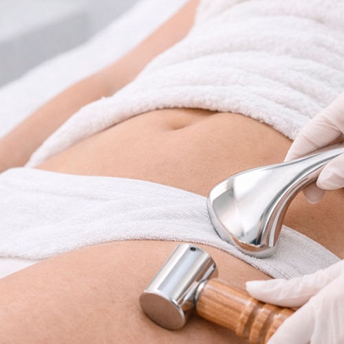 Madero Metal es un tratamiento corporal integral que combina la maderoterapia tradicional con la metaloterapia. Clínica Adelgar, tu clínica de adelgazamiento y medicina estética en Madrid