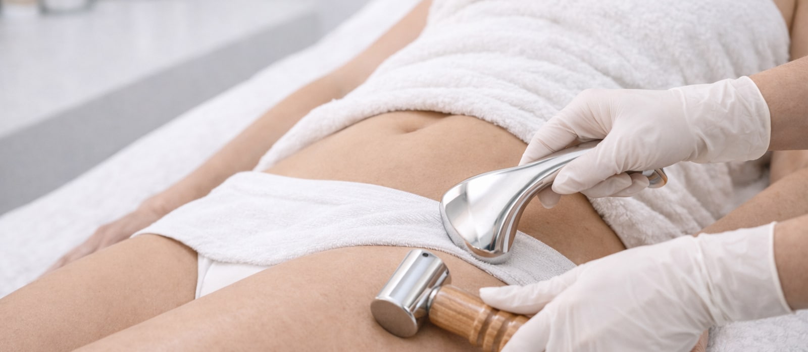 Madero Metal es un tratamiento corporal integral que combina la maderoterapia tradicional con la metaloterapia. Clínica Adelgar, tu clínica de adelgazamiento y medicina estética en Madrid